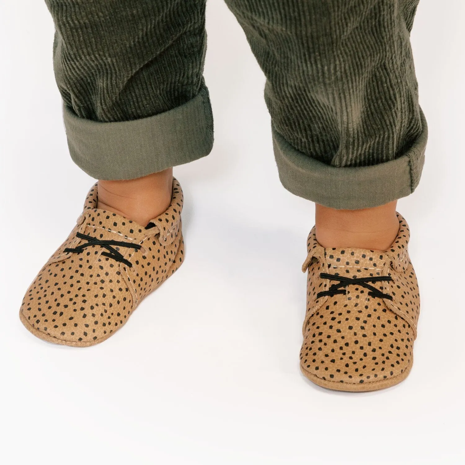 Oxford Babyschuh mit Mandel-Tupfen