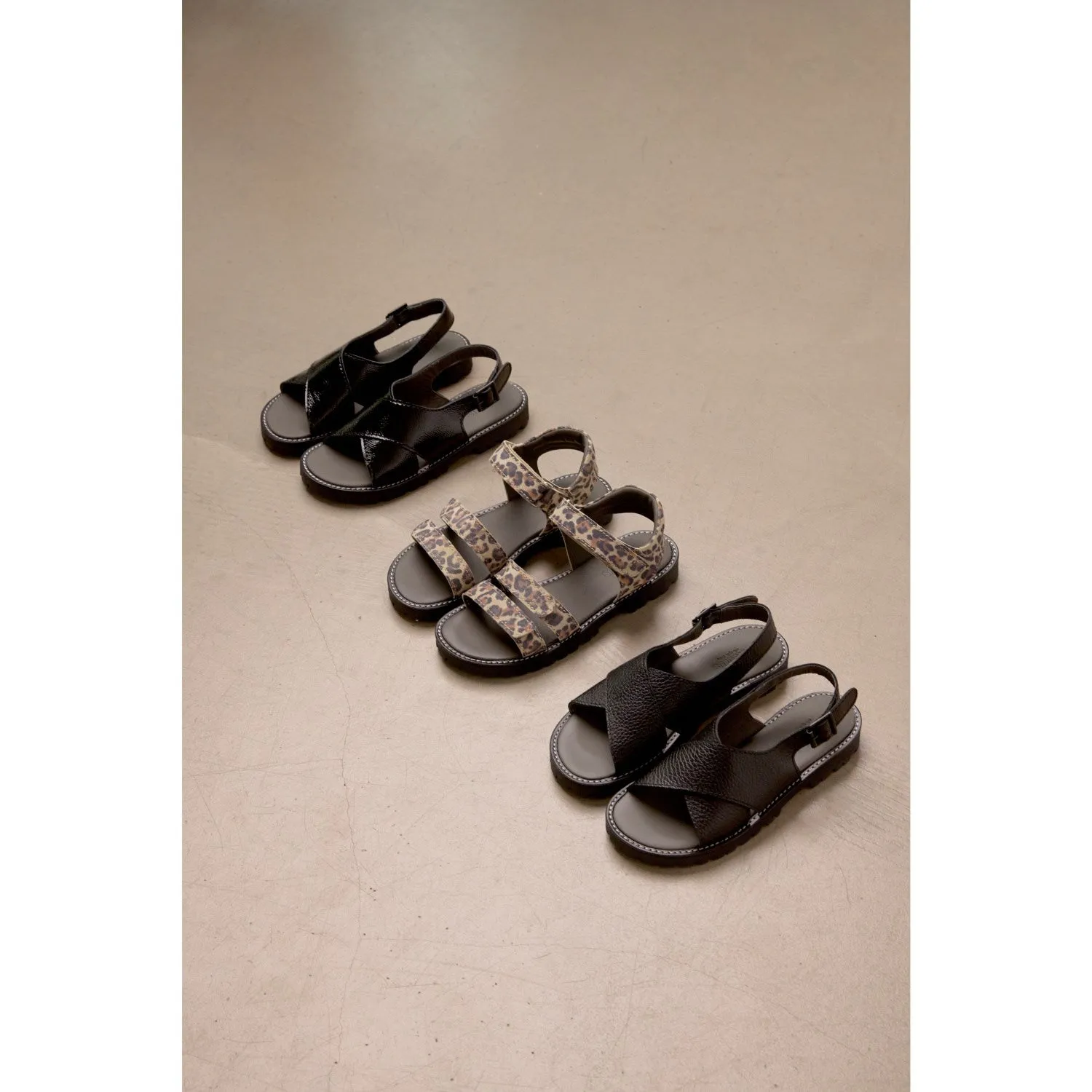 Angulus Leoparden Wildleder Sandale mit Klettverschluss und verstellbarem Riemen