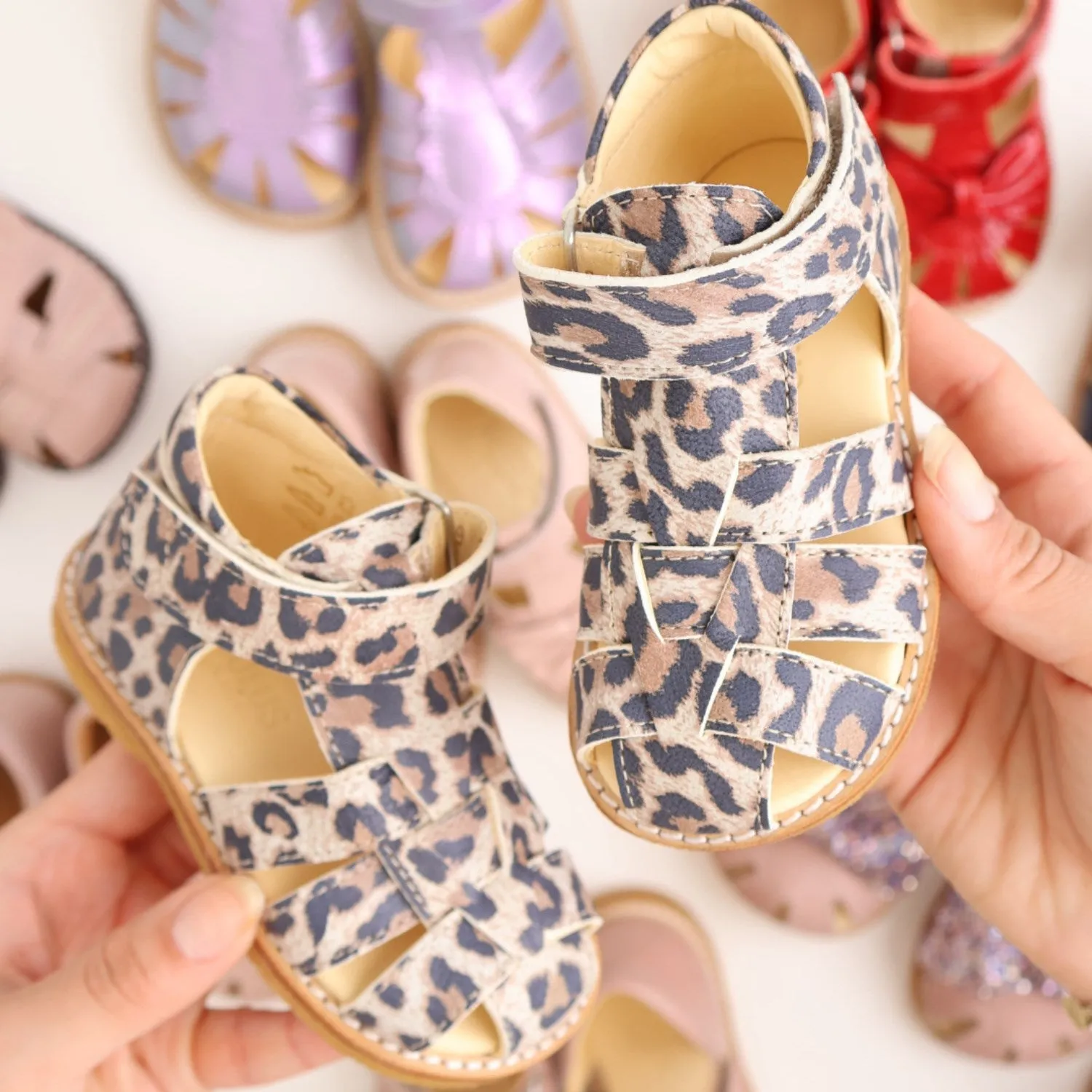 Angulus Leopard Wildleder Beginner Sandale Mittel mit Klettverschluss