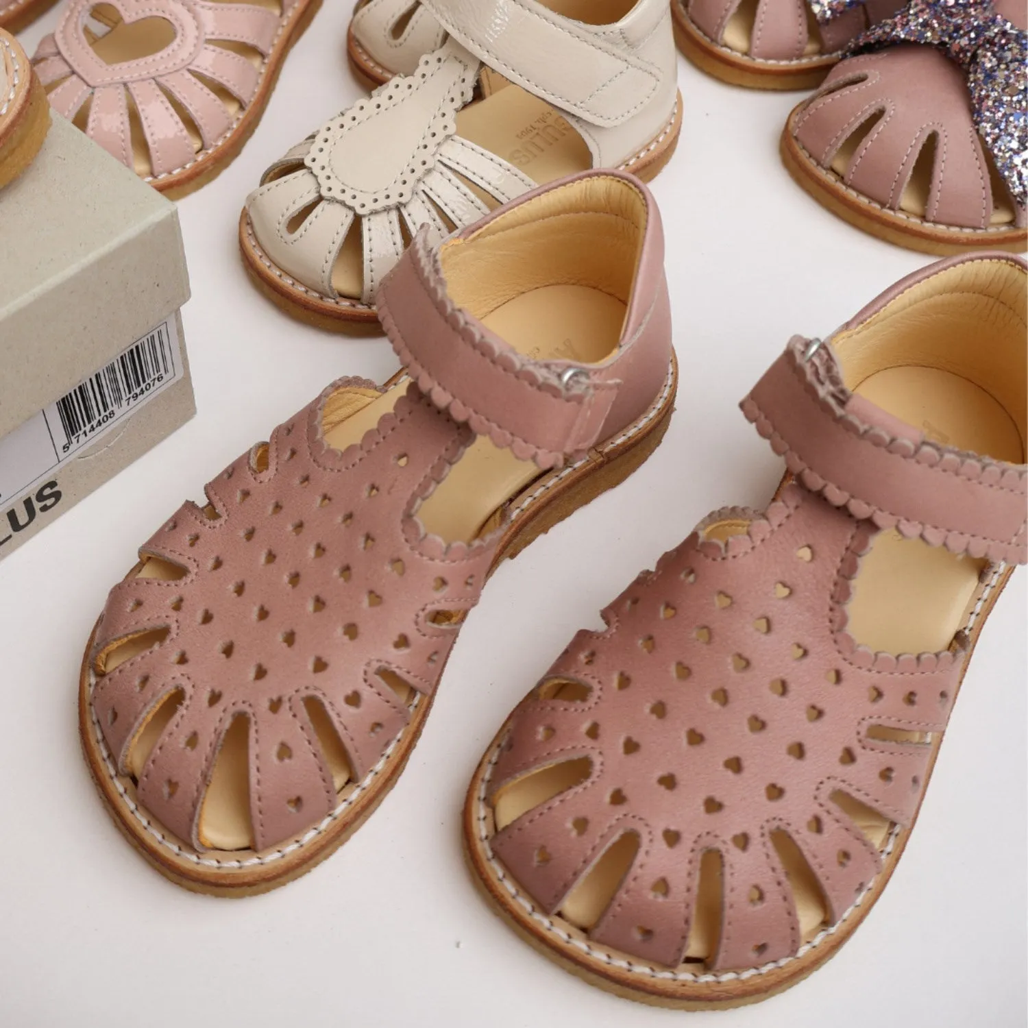 Angulus Rosebud Sandale mit Mini-Herzen und Klettverschluss