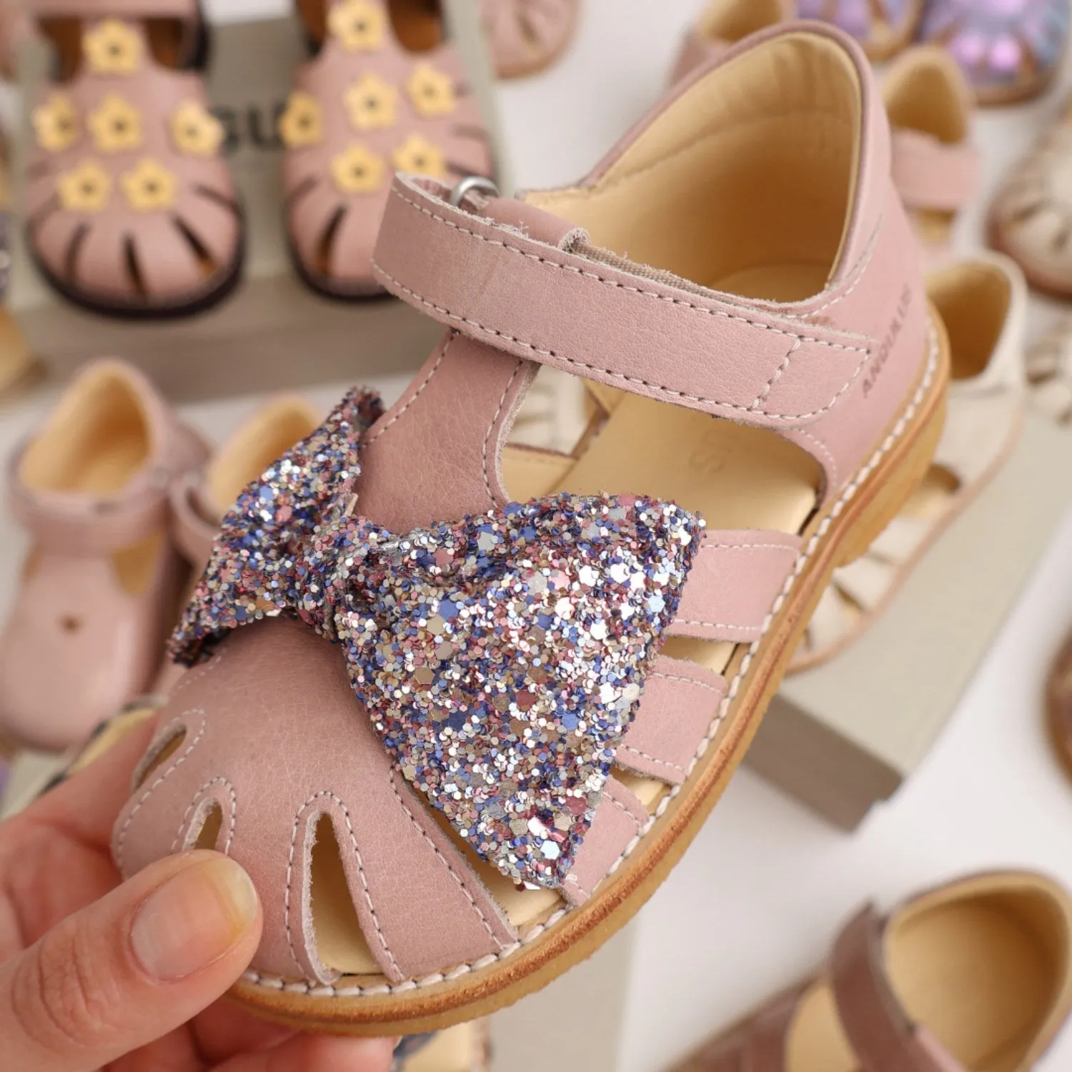 Angulus Rosebud/Pastel mehrfarbig glitzernder Sandalen mit mittlerer Glitzerschleife und Klettverschluss