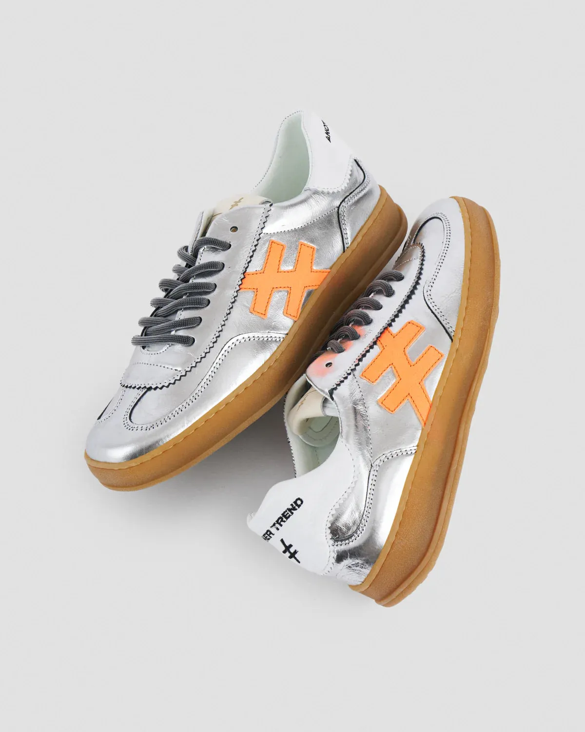 Ein weiterer trendiger ikonischer Turnschuh Multi Plata