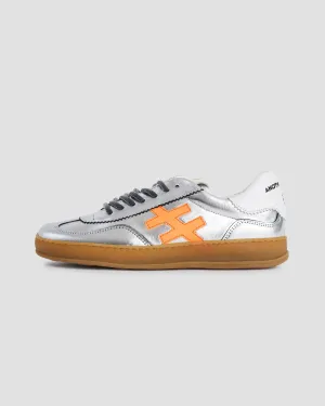 Ein weiterer trendiger ikonischer Turnschuh Multi Plata