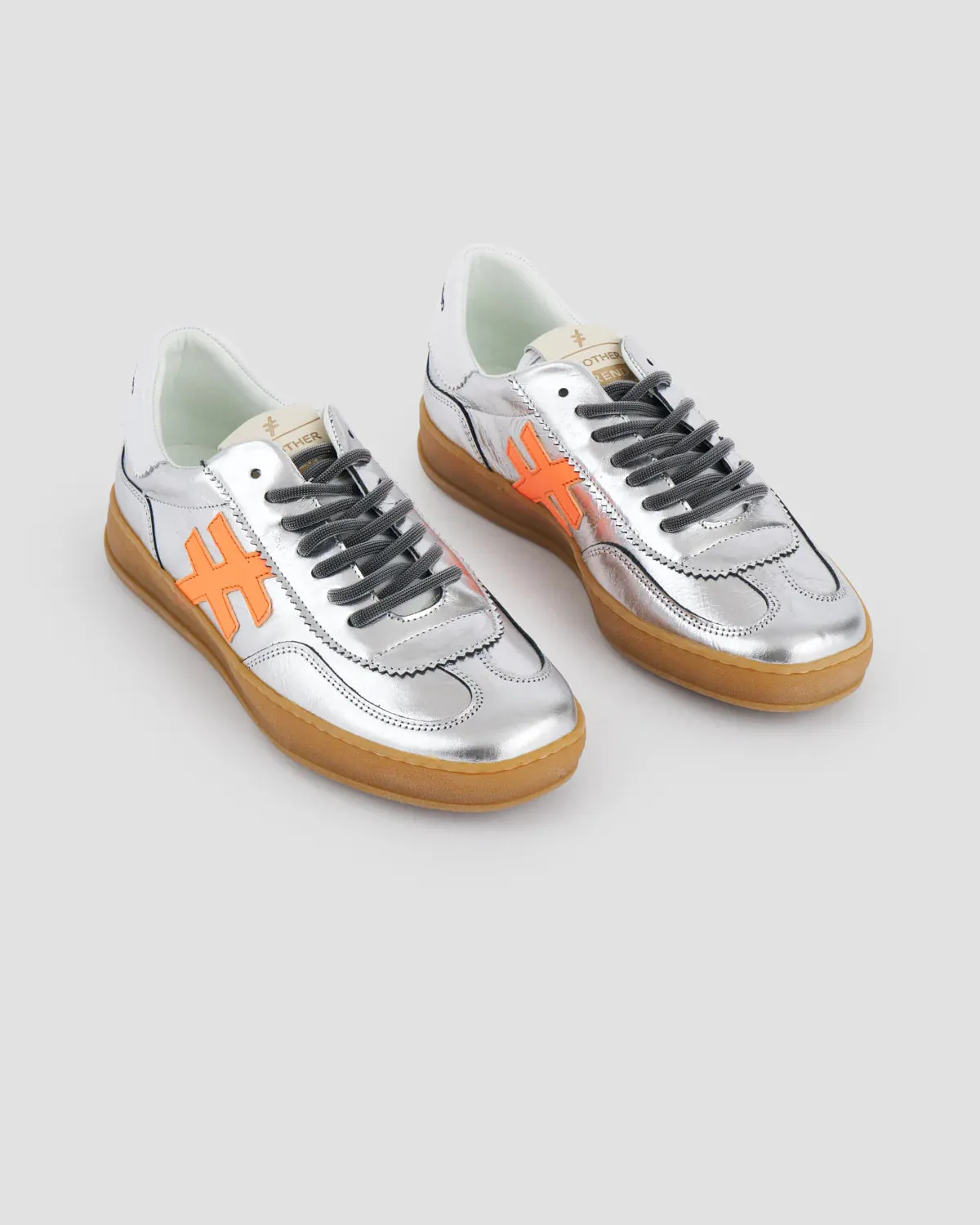 Ein weiterer trendiger ikonischer Turnschuh Multi Plata