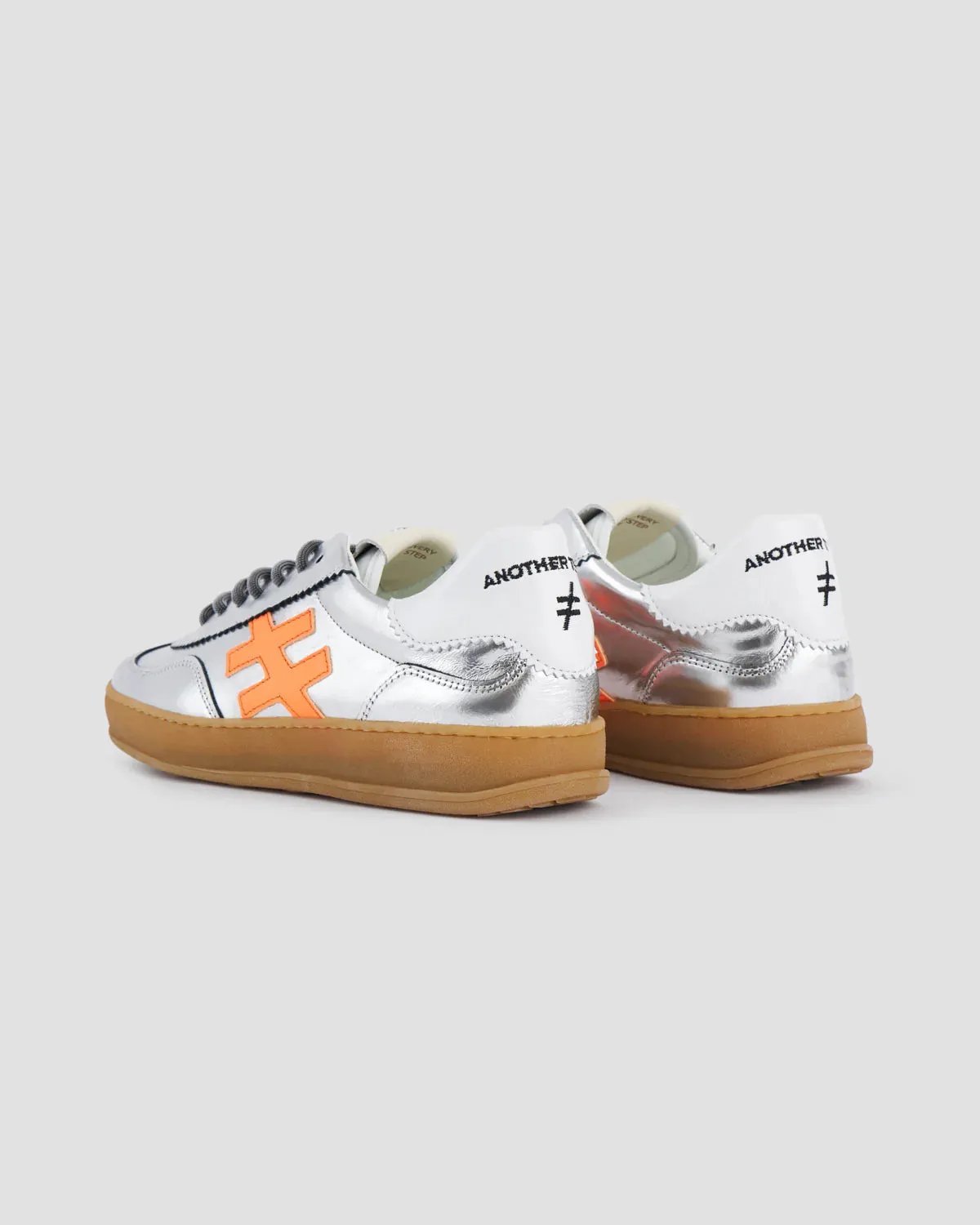 Ein weiterer trendiger ikonischer Turnschuh Multi Plata