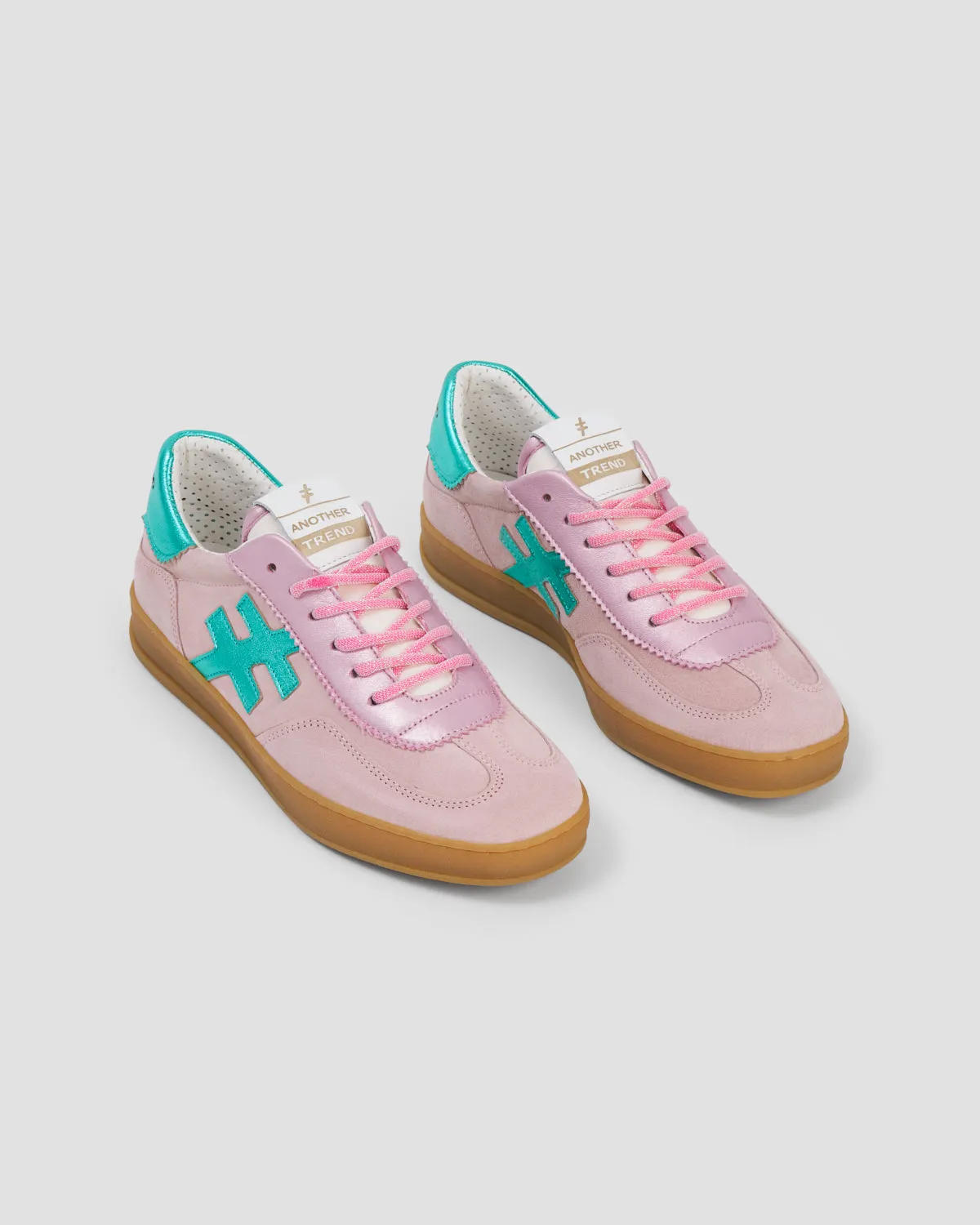 Ein weiterer trendiger ikonischer Turnschuh stieg auf