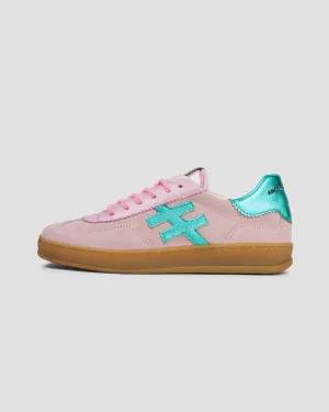 Ein weiterer trendiger ikonischer Turnschuh stieg auf