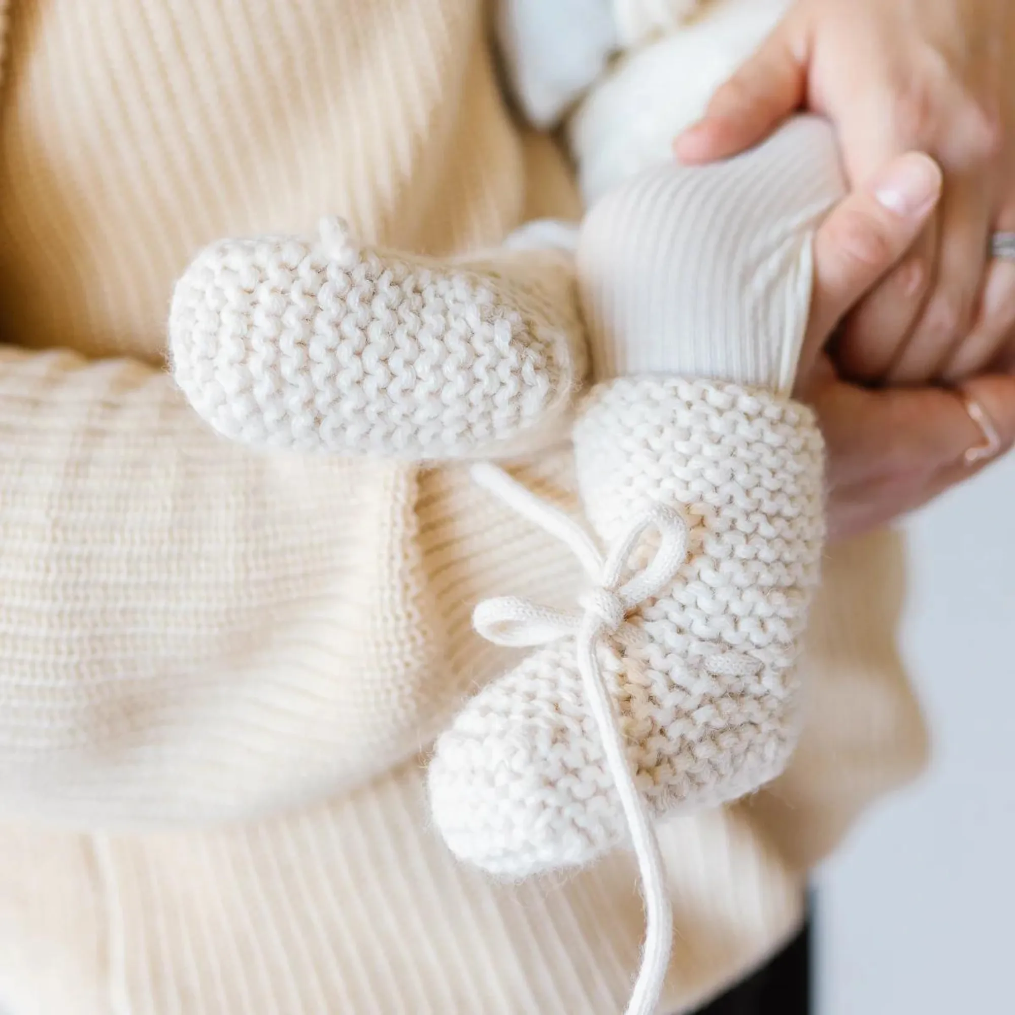 BELAN J Wollgestrickte Babyschuhe - Creme