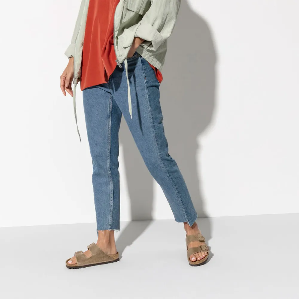 Birkenstock Arizona Sandale mit weicher Fußbettung aus geöltem Leder in Tabakbraun