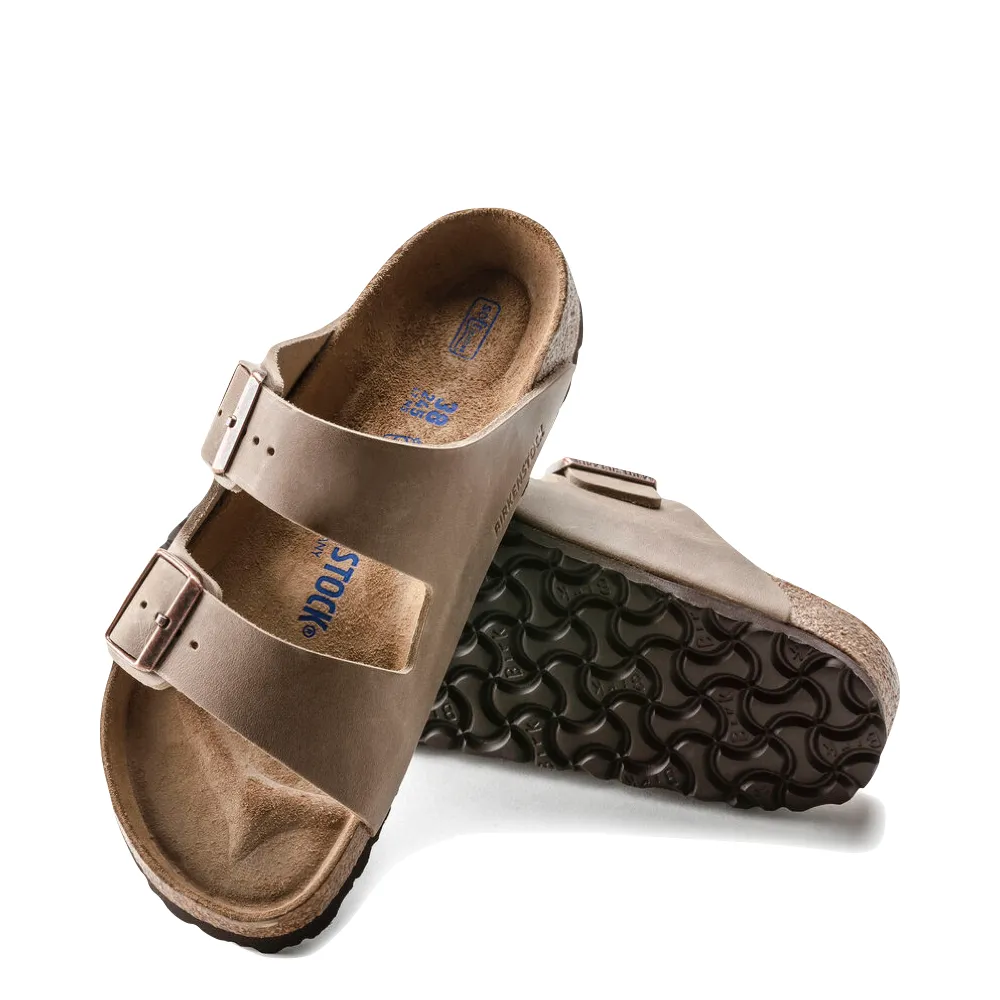 Birkenstock Arizona Sandale mit weicher Fußbettung aus geöltem Leder in Tabakbraun