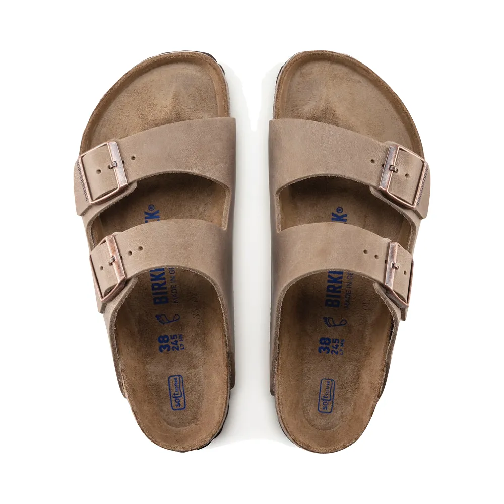 Birkenstock Arizona Sandale mit weicher Fußbettung aus geöltem Leder in Tabakbraun