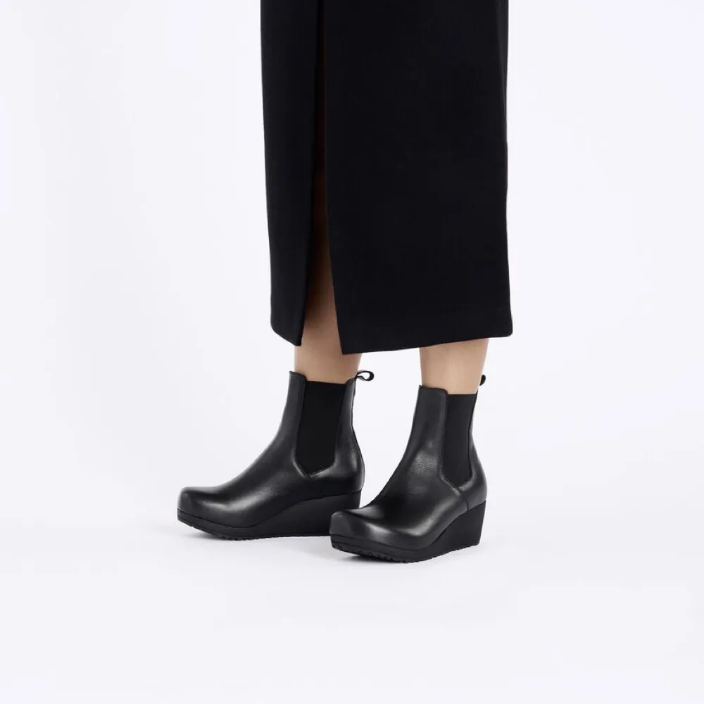 Birkenstock Damen Ebba Leder Slip-On Keilabsatz Stiefel in Schwarz