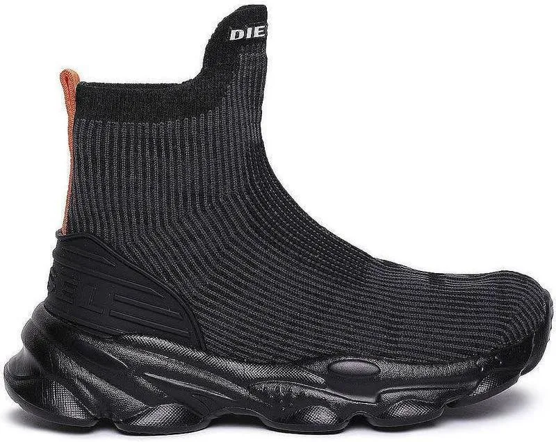 Schwarze Socken-Turnschuhe