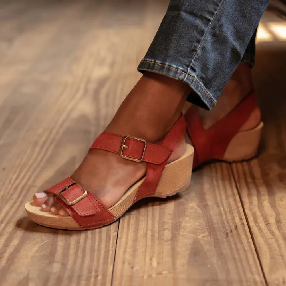 Dansko Damen Trinity Sandale mit Absatz in Cayenne gebürstetem Nubuk