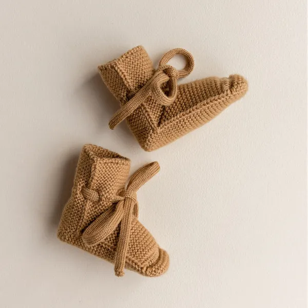 Weiße gestrickte Stiefeletten – Ocker