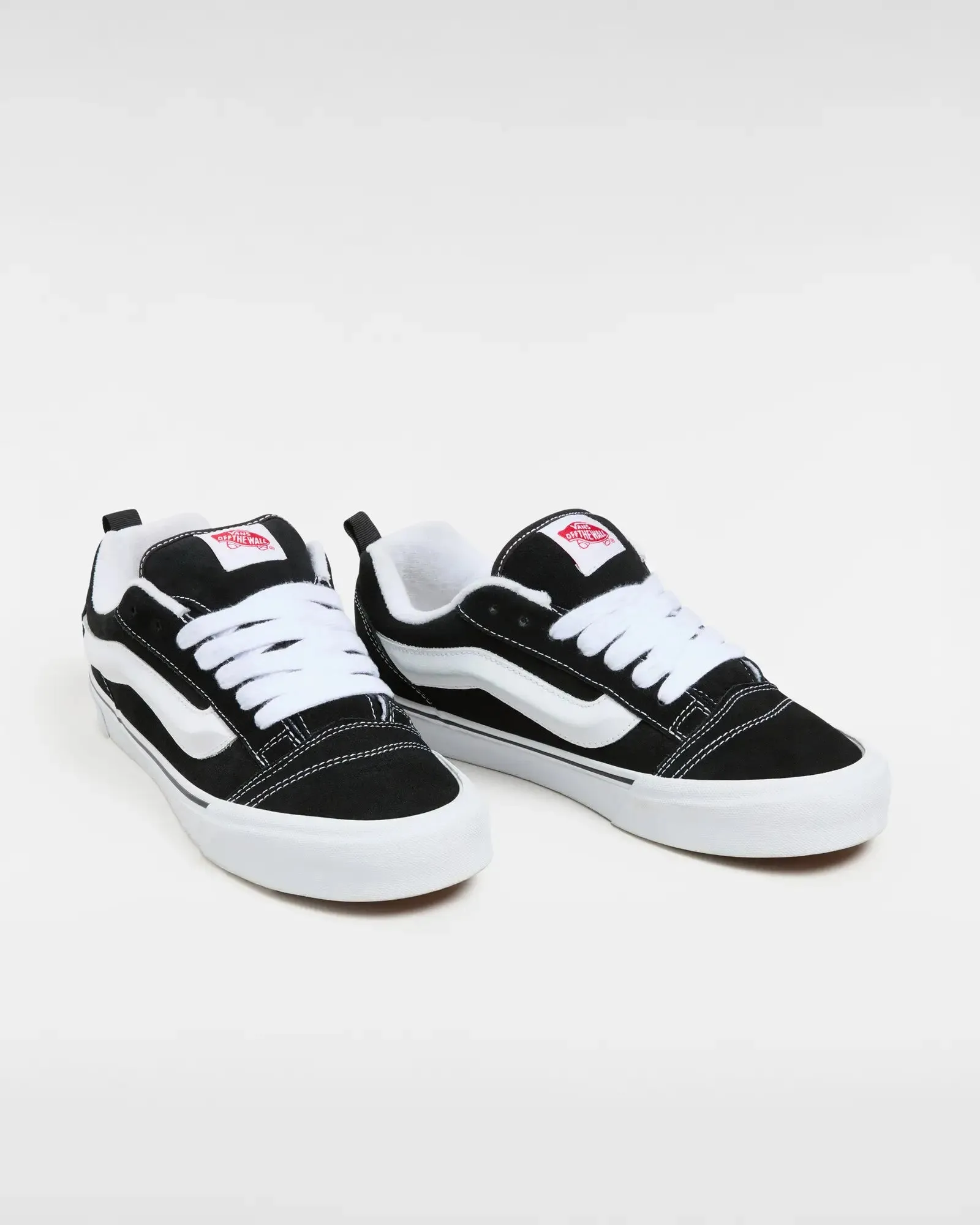 Knu Skool Schuhe in Schwarz & Reinweiß