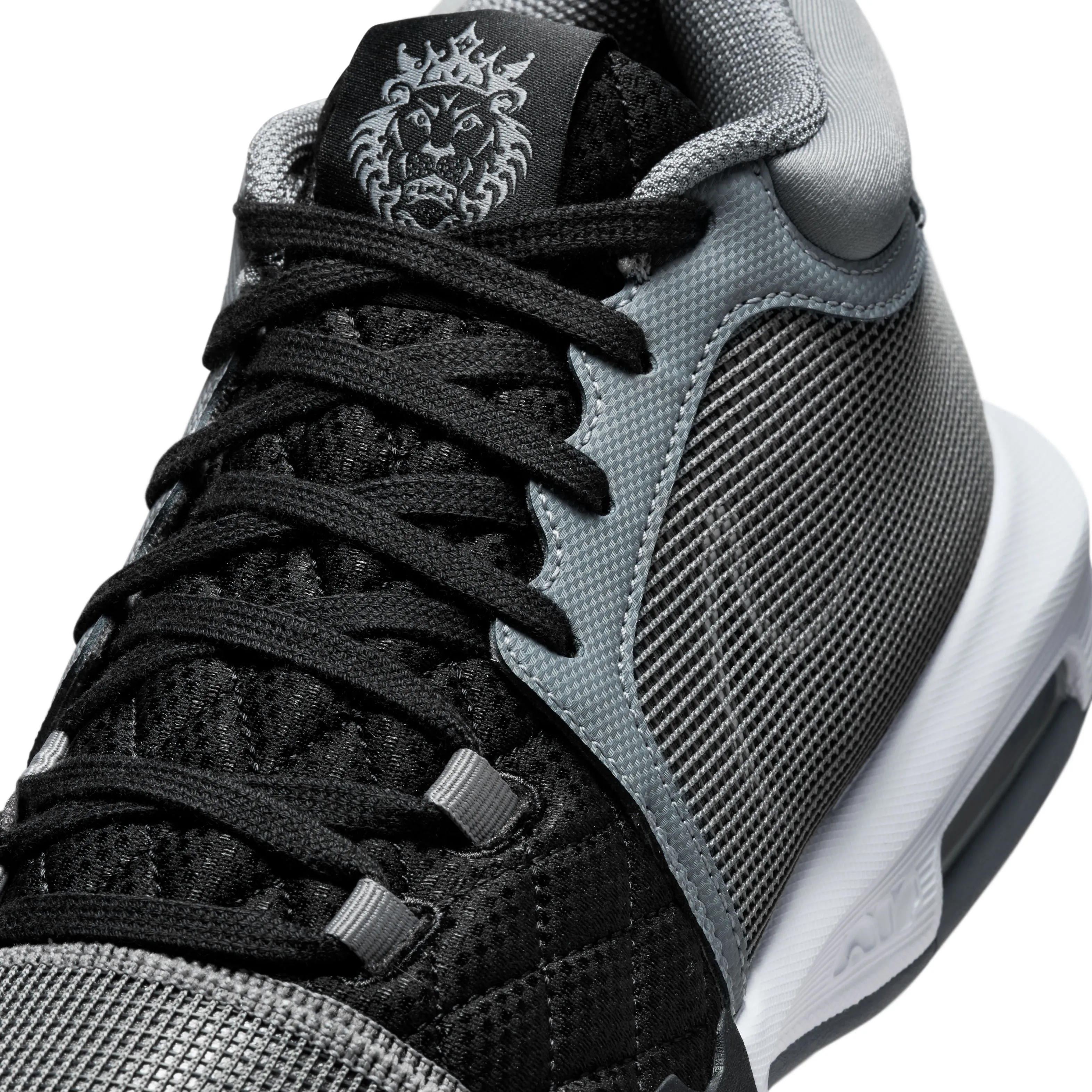 LeBron Witness 8 Herren-Basketballschuhe