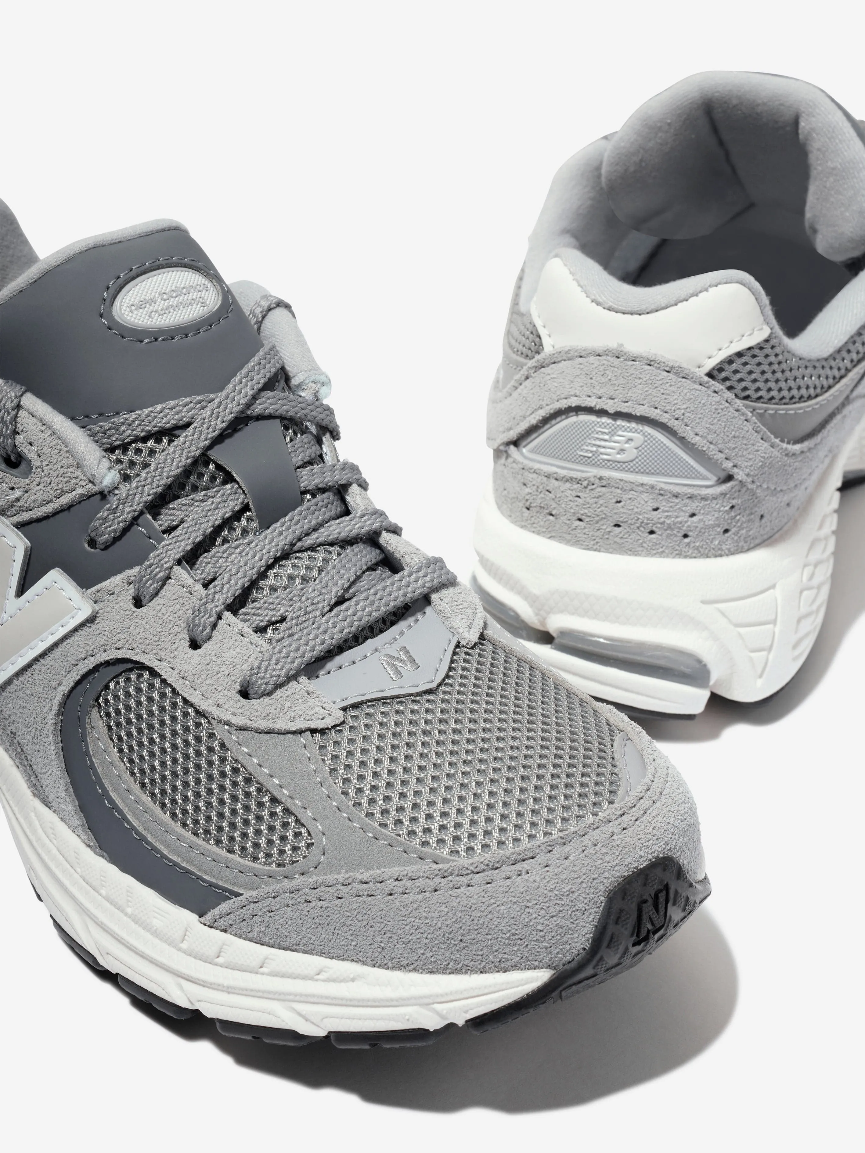 New Balance Kids 2002 Schnürschuhe mit Logo in Grau