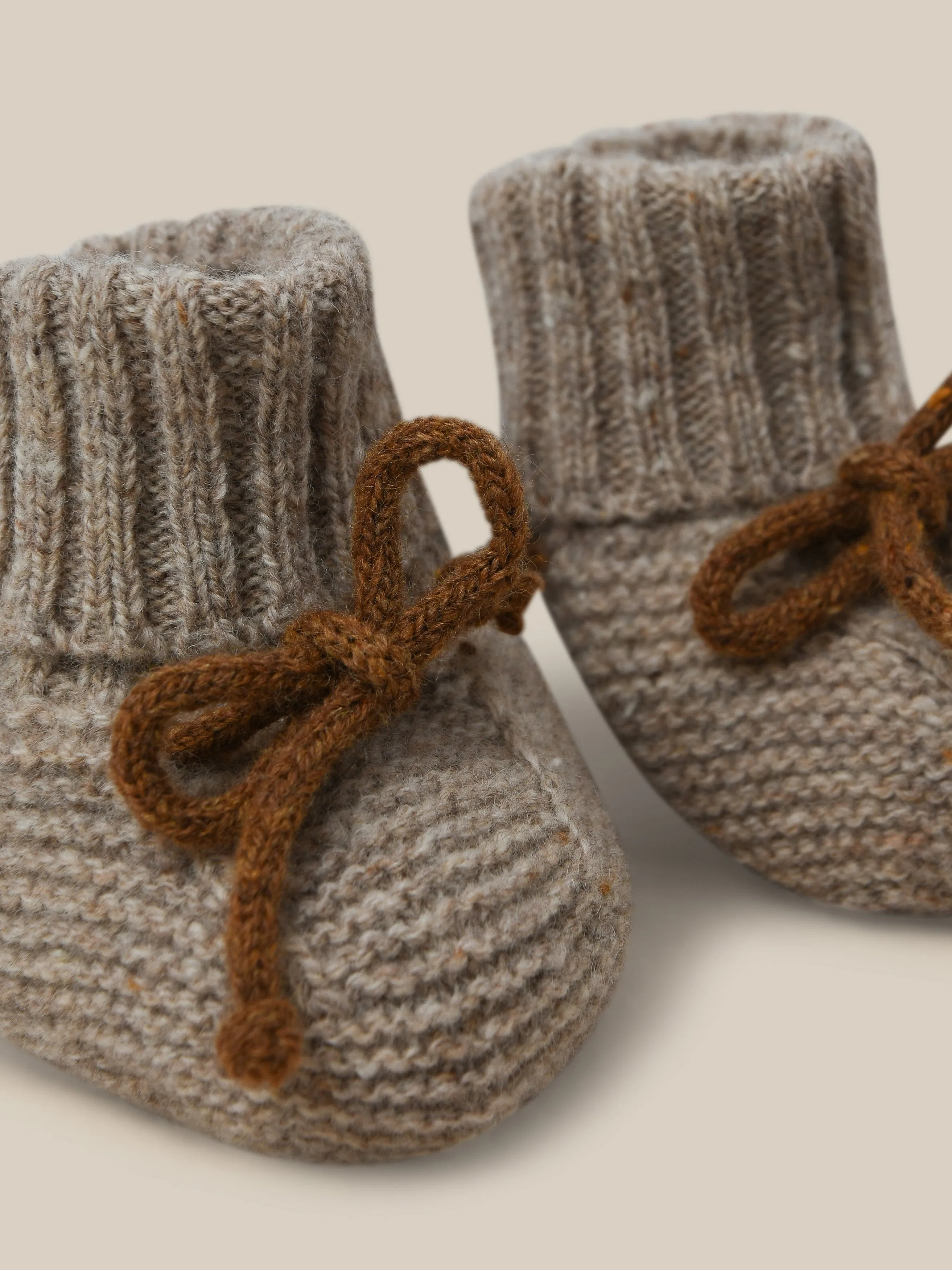 Haferflocken-Wollstiefeletten mit Kastanienbändern