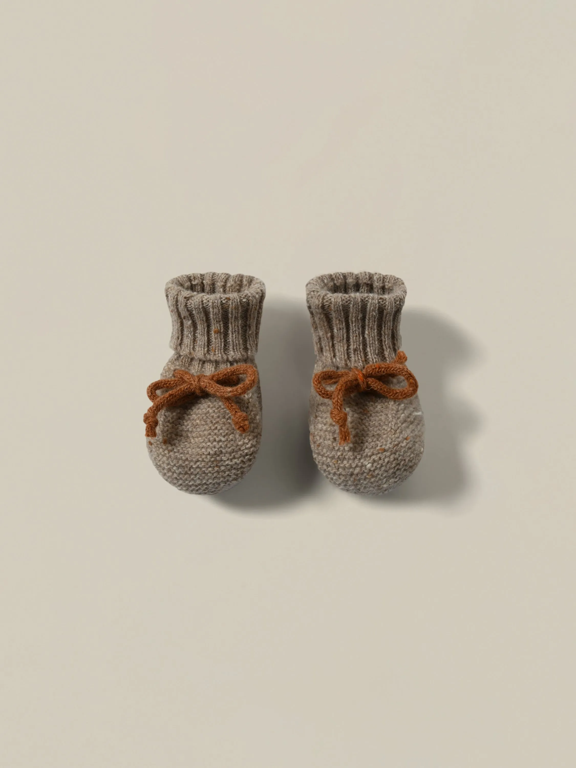 Haferflocken-Wollstiefeletten mit Pekannuss-Verschluss