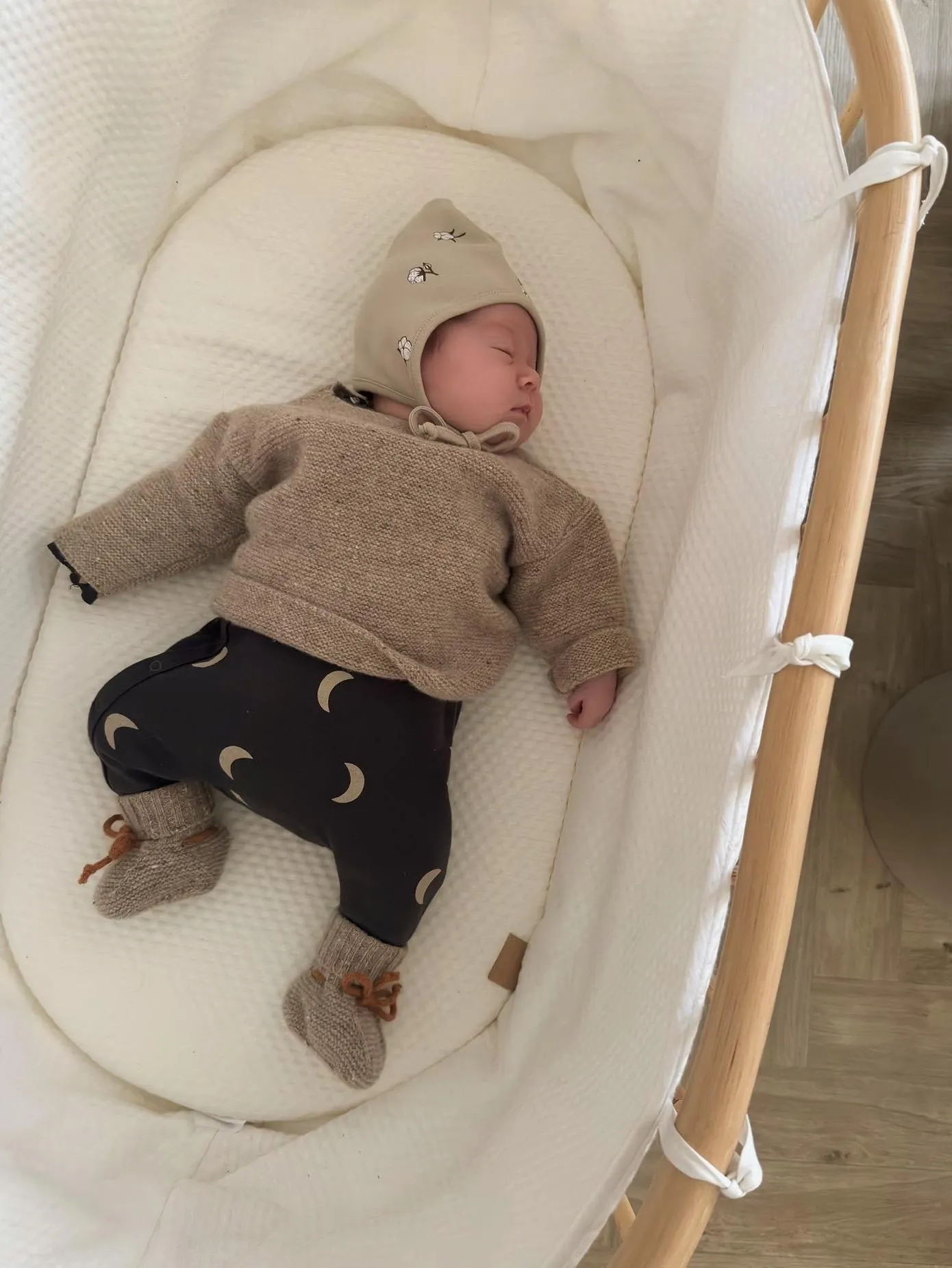 Haferflocken-Wollstiefeletten mit Pekannuss-Verschluss