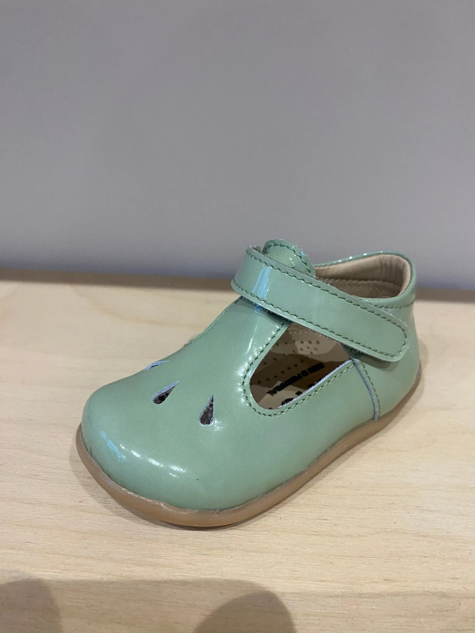 Petasil: Tia Patent T-Bar Mädchen Schuhe - Salbeigrün