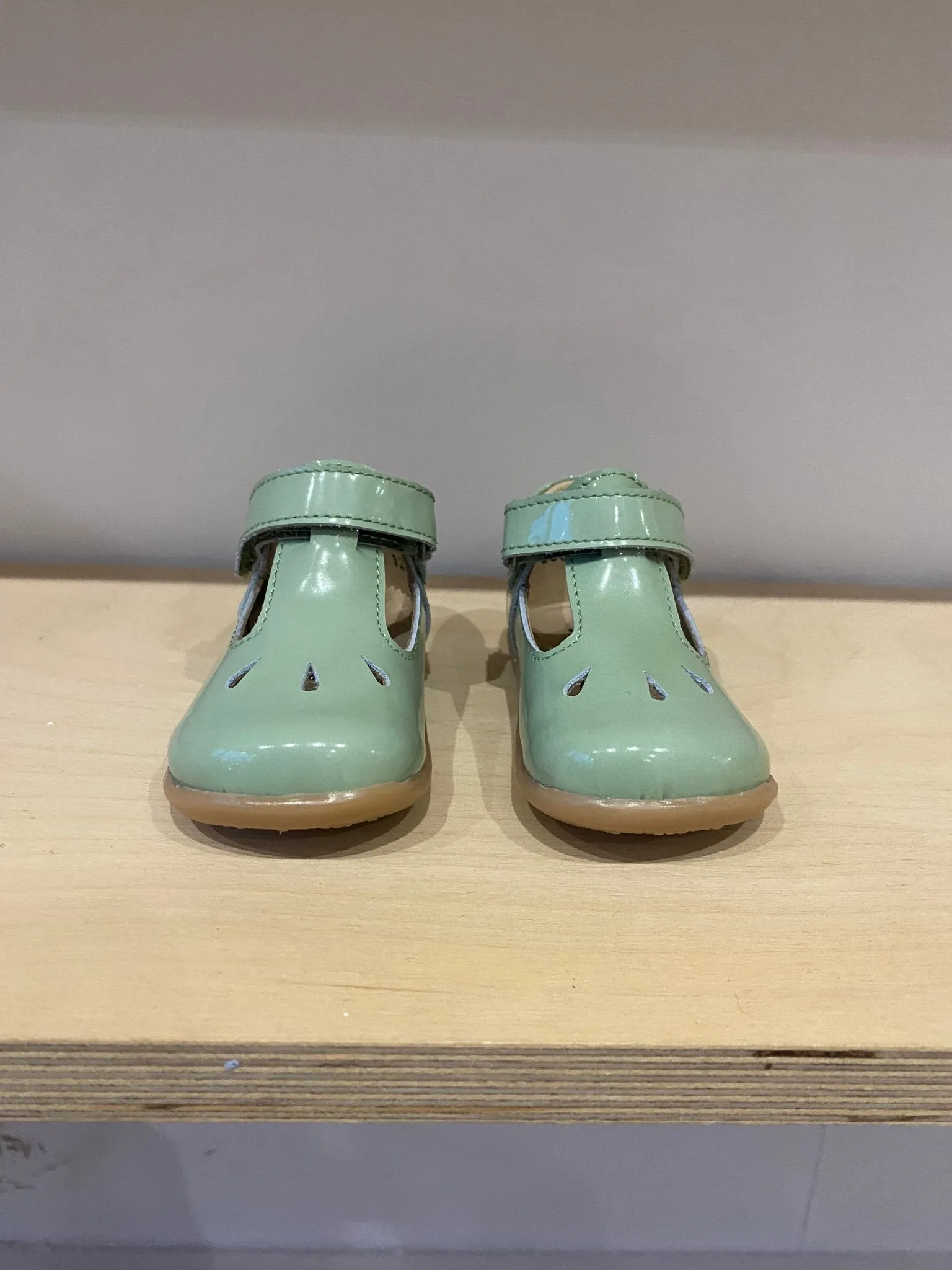 Petasil: Tia Patent T-Bar Mädchen Schuhe - Salbeigrün